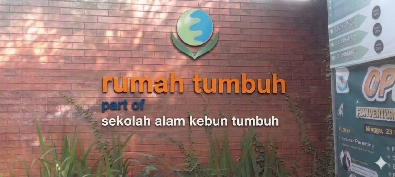 Lingkungan depan Rumah Tumbuh