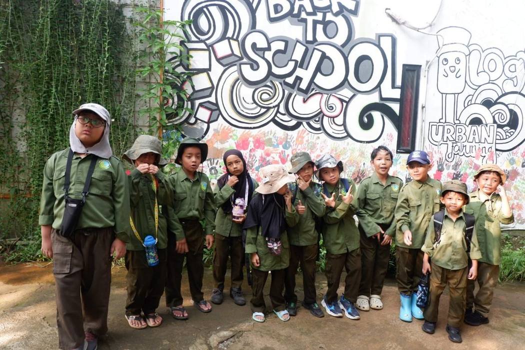 Kebersamaan anak-anak di lingkungan sekolah alam