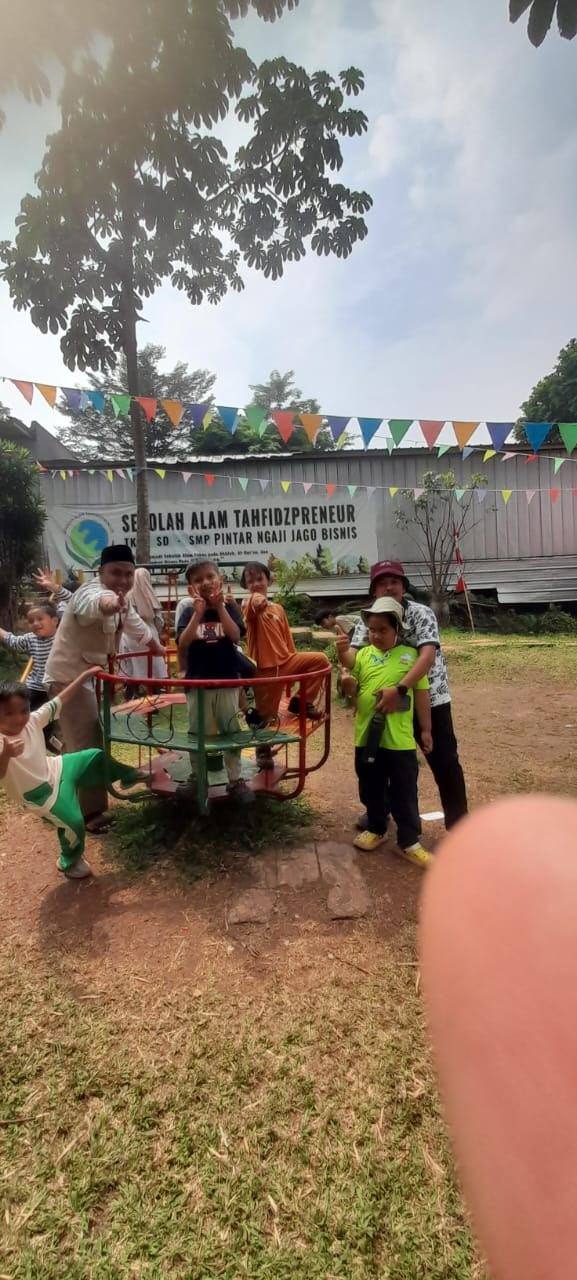 Kegiatan sosial anak di ruang terbuka