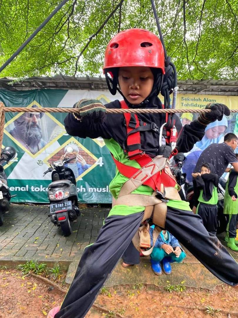 Anak melakukan aktivitas di kebun