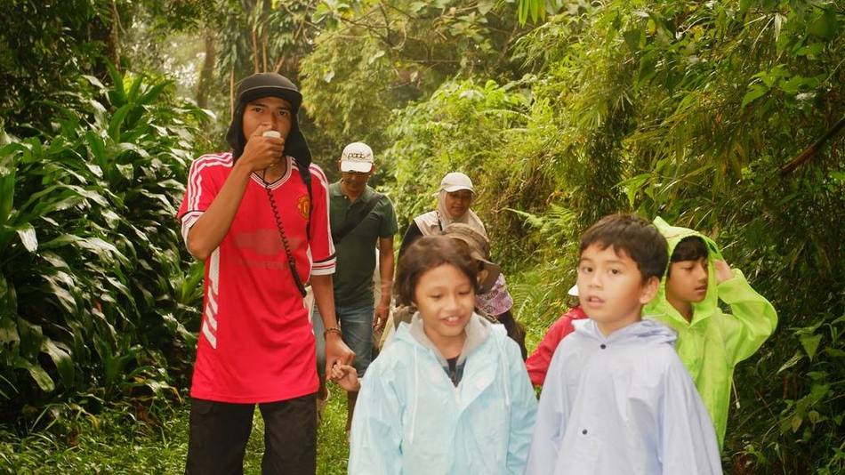 Anak-anak beraktivitas di luar ruang