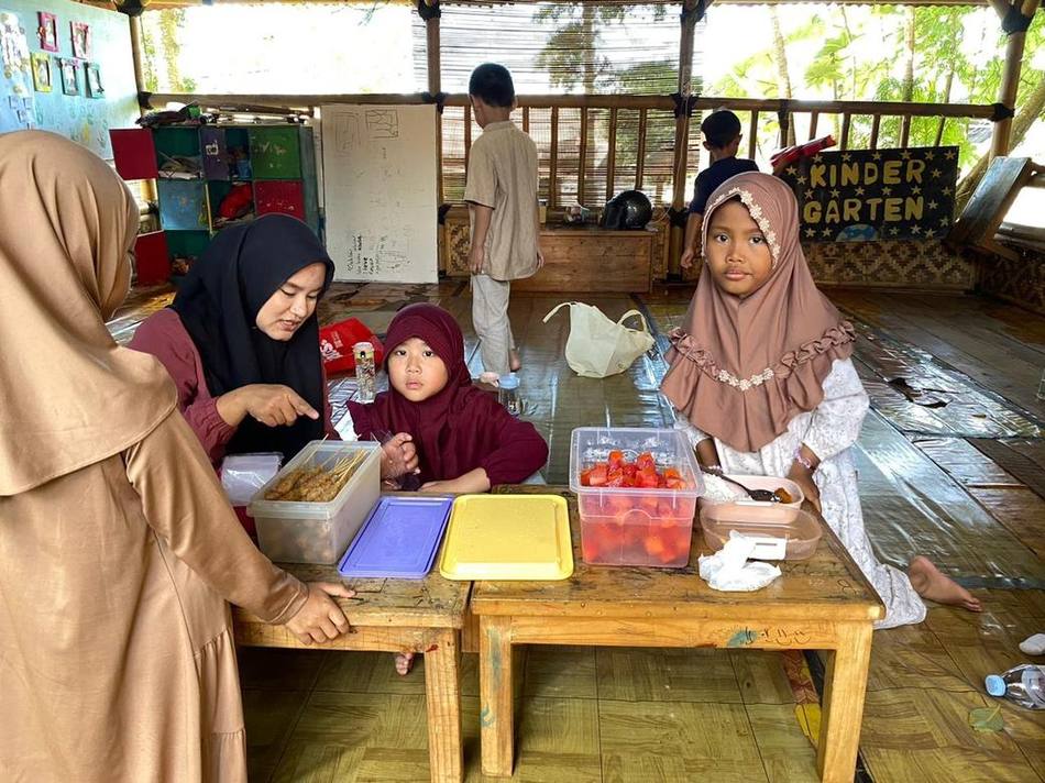 Pendampingan belajar anak bersama guru